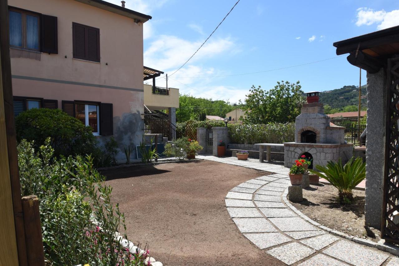 Appartamenti Oleandro - Giardini, Terrazze E Posti Auto Марина-ди-Кампо Экстерьер фото